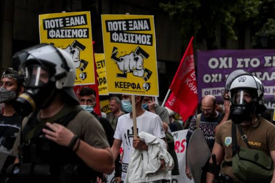 Χημικά στη μεγάλη αντιφασιστική διαδήλωση