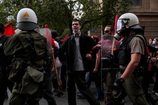 Ένταση στο αντιφασιστικό συλλαλητήριο στην Ομόνοια