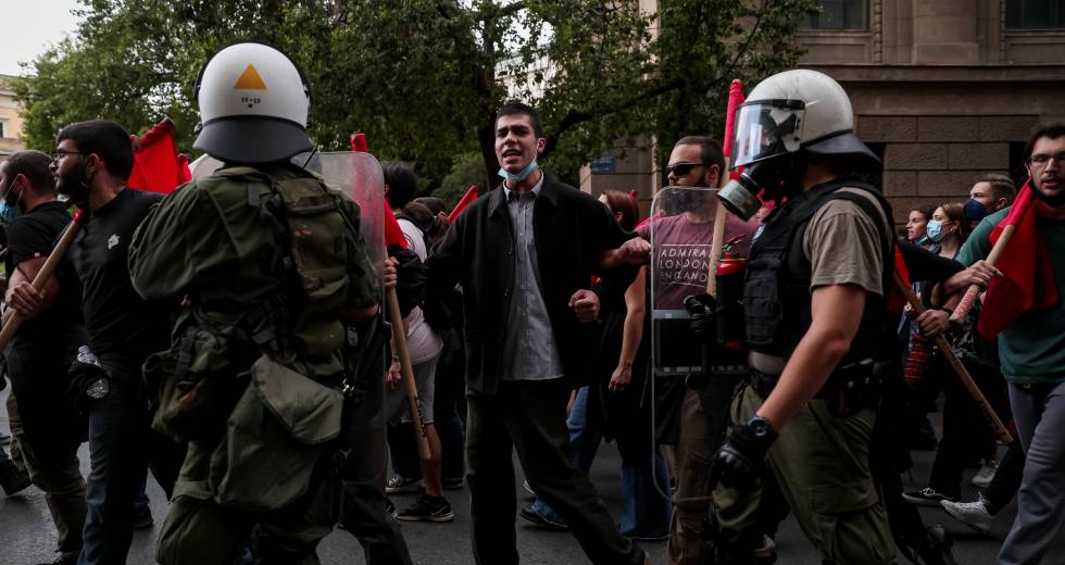 Ένταση στο αντιφασιστικό συλλαλητήριο στην Ομόνοια