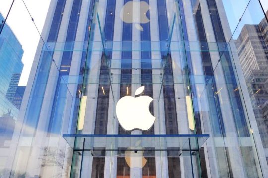 Η Apple απέλυσε ηγετική μορφή του #AppleToo διότι δε συνεμορφώθη