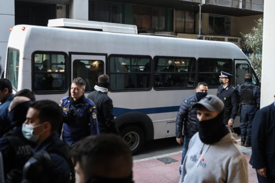 Οι διάλογοι διαψεύδουν το υπόμνημα αστυνομικού για το Πέραμα