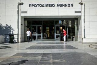 «Πέφτουν» οι αντισυνταγματικές τροπολογίες για το δικαστικό ένσημο