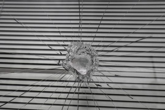 Επιθέσεις με βαριοπούλες σε τράπεζες σε Αμπελόκηπους και Χαλάνδρι