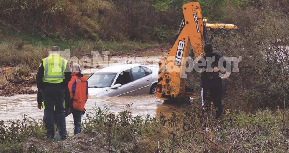 Βόλος: Παρασύρθηκε όχημα από ορμητικά νερά