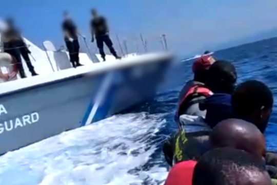 «Έπεσαν οι μάσκες» των λιμενικών – Διεθνής έρευνα για τις επαναπροωθήσεις