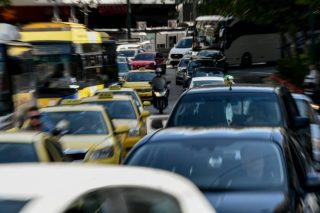 Επιστρέφουν ο δακτύλιος και ο συνωστισμός στα ΜΜΜ, ενώ θεριεύει η πανδημία