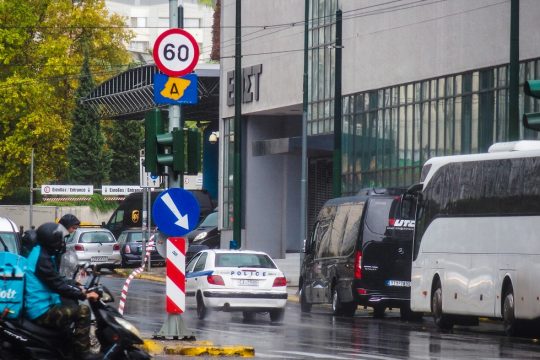 Εδώ ο κόσμος πνίγεται, Δακτύλιος… αρμενίζει