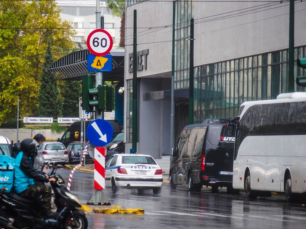 Εδώ ο κόσμος πνίγεται, Δακτύλιος… αρμενίζει