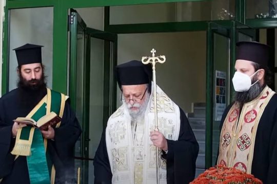 Mητροπολίτης κατέβασε μάσκες από όσους θέλησαν να φιλήσουν τον σταυρό