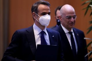 Στο Μαξίμου ο Δένδιας για την αμυντική συμφωνία με τις ΗΠΑ