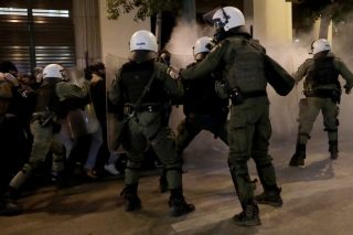 Καταστολή στη διαδήλωση με επιθέσεις και σε βουλευτές
