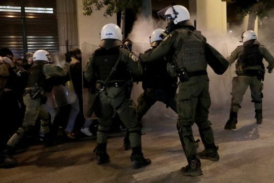 Καταστολή στη διαδήλωση με επιθέσεις και σε βουλευτές