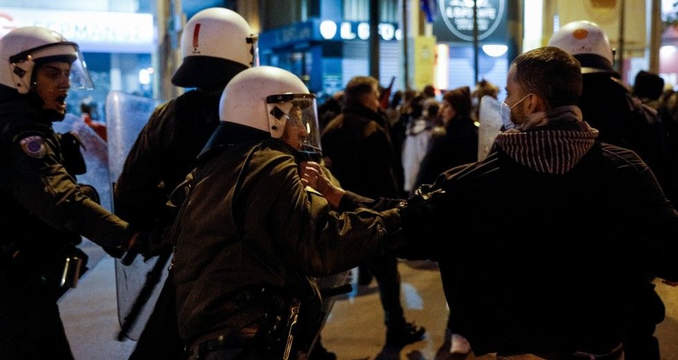 Με κρότου λάμψης και δακρυγόνα επιχείρησαν να διαλύσουν την πορεία