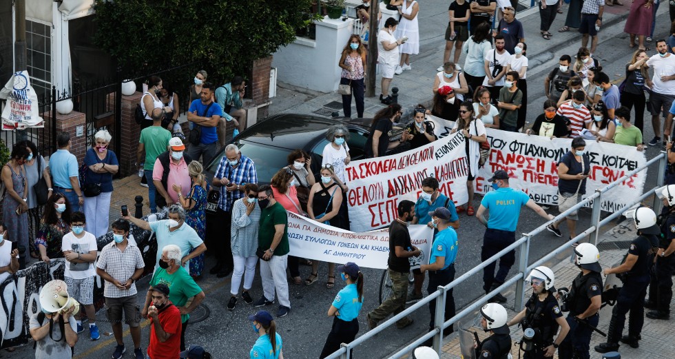 Το Υπουργείο Παιδείας απειλεί, οι εκπαιδευτικοί δεν κάνουν βήμα πίσω