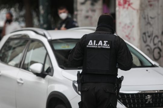 Σύγκρουση Ι.Χ. με μηχανή της ΔΙΑΣ-Τραυματίας από πυρά αστυνομικού στην Αθήνα