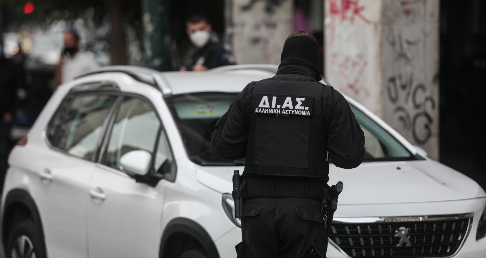 Σύγκρουση Ι.Χ. με μηχανή της ΔΙΑΣ-Τραυματίας από πυρά αστυνομικού στην Αθήνα