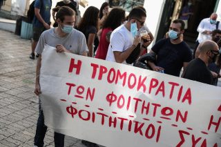 Δέκα αστυνομικοί, κανένας δημοσιογράφος