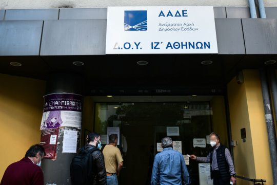 Ψηλά τα έσοδα, ψηλότερα και η ύφεση