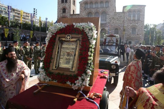 Με πιστούς η λιτανεία στον Αγ. Δημήτριο Θεσσαλονίκης, παρότι «βράζει» από κρούσματα