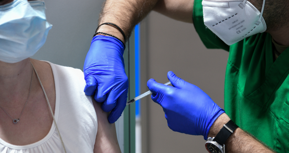 Από σήμερα τα ραντεβού για 3η δόση στους άνω των 50 και στα άτομα με υποκείμενα νοσήματα