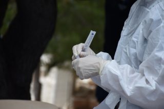 «Κοκκινίζει» η Βόρεια Ελλάδα, αλλά η κυβέρνηση επιμένει στις παρελάσεις και τους εορτασμούς