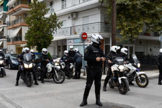 Η κυβερνητική ανοχή αφήνει ανοχύρωτα τα σχολεία στους ναζί