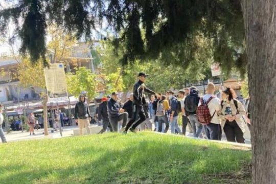 Στον εισαγγελέα ο συλληφθείς για τη φασιστική επίθεση σε μέλη της ΚΝΕ