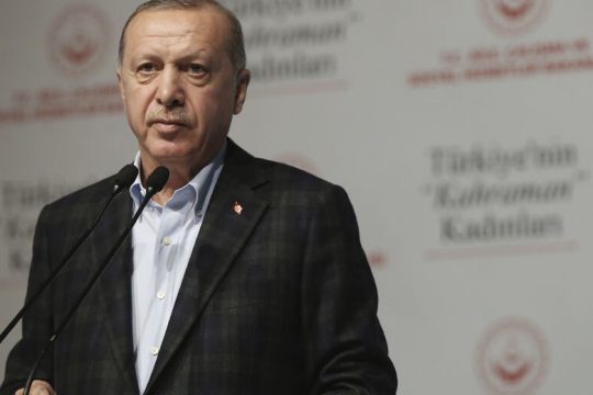Ο Ερντογάν ακροβατεί ξανά αλλά κινδυνεύει να πέσει…