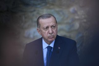 Η λίρα καταρρέει, ο Ερντογάν απειλεί
