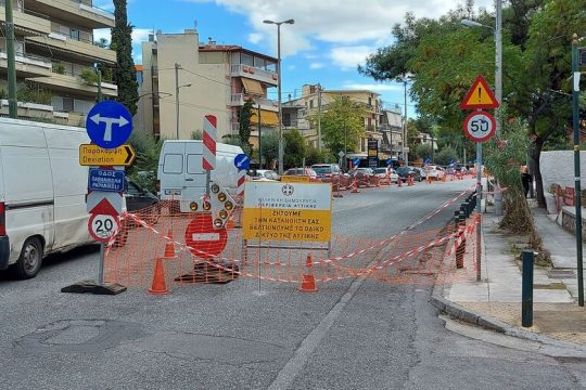 Τρύπα στην Παπανικολή: ταλαιπωρία μιας βδομάδας για τους οδηγούς στο Χαλάνδρι