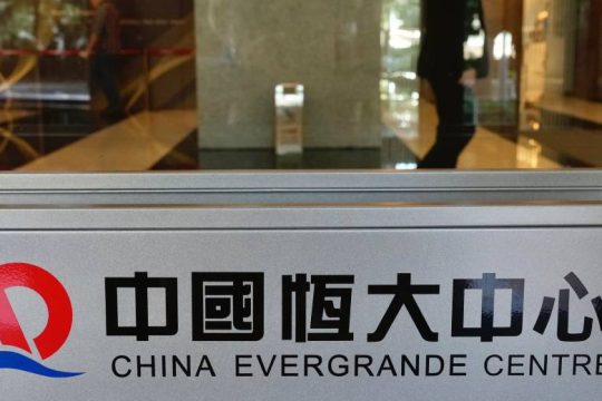 Evergrande: Πλήρωσε τόκους ομολόγου κι απέφυγε προς το παρόν τη χρεοκοπία