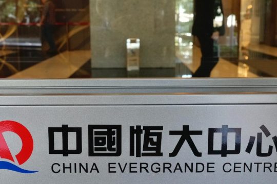 Η κινεζική Evergrande απέτρεψε τη χρεοκοπία, πληρώνοντας τόκους χρεών της