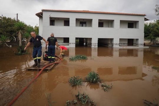 Οι πλημμύρες σάρωσαν τις πυρόπληκτες περιοχές