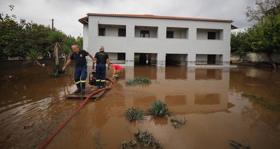 Οι πλημμύρες σάρωσαν τις πυρόπληκτες περιοχές