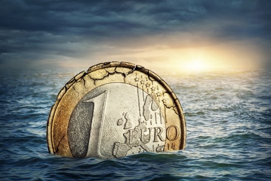 Μνημόνια, έκρηξη χρέους και στο βάθος νέα ύφεση