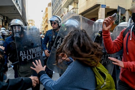Άγριο ξύλο και καταστολή σε πορεία στα Εξάρχεια