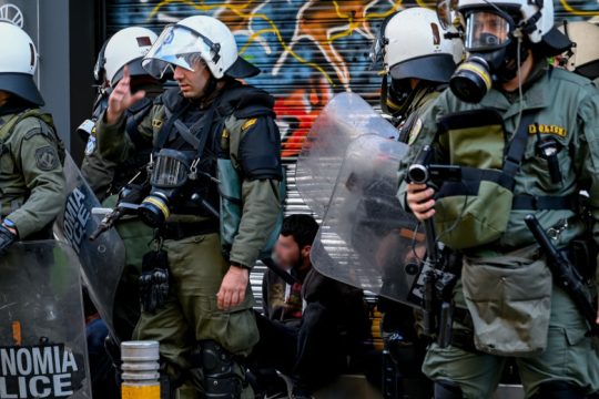 Άνδρας των ΜΑΤ κλωτσά διαδηλωτή πεσμένο στο έδαφος [βίντεο]