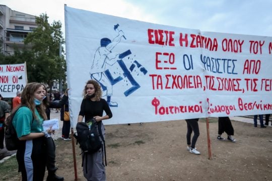 Τα κυβερνητικά «χάδια» στους χρυσαυγίτες πάνε… Βουλή