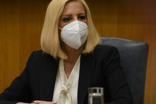 «Χαριστική παράδοση της Πειραιώς σε εκλεκτούς»