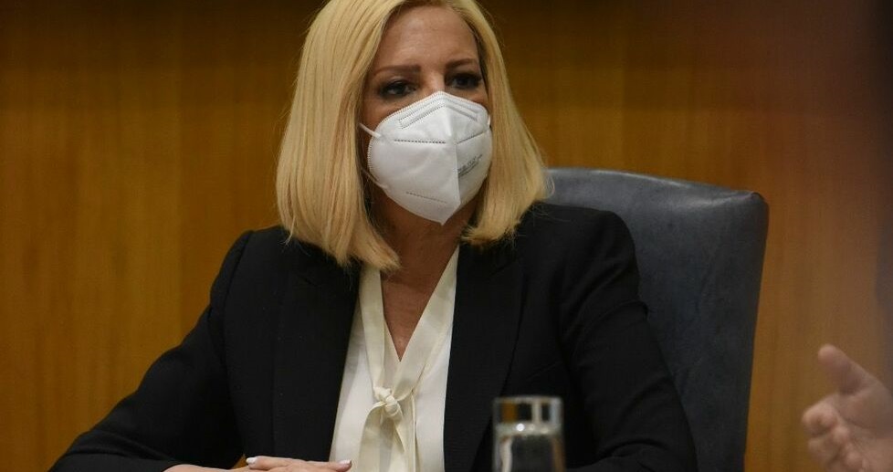 «Χαριστική παράδοση της Πειραιώς σε εκλεκτούς»