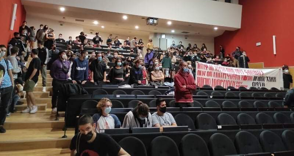 Απειλή δίωξης φοιτητών γιατί… κόλλησαν αφίσες!