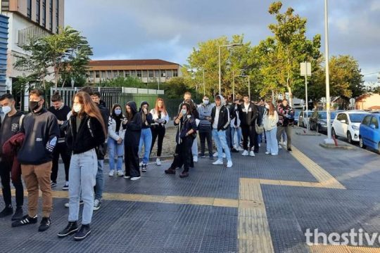 Πιστοποιητικά, μέτρα και… ουρές στην επιστροφή των φοιτητών στα αμφιθέατρα