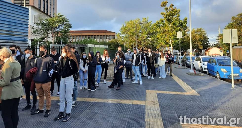 Πιστοποιητικά, μέτρα και… ουρές στην επιστροφή των φοιτητών στα αμφιθέατρα