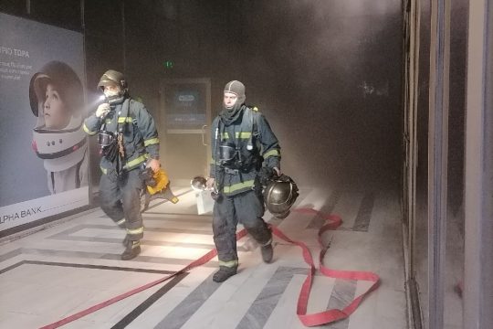 Φωτιά σε τράπεζα στο κέντρο της Αθήνας