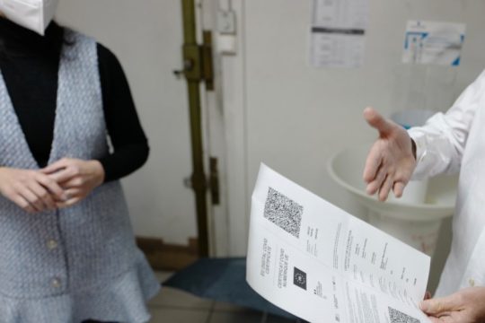 «Φρένο» από τη γαλλική Γερουσία στην ισχύ του υγειονομικού πάσου ως το καλοκαίρι