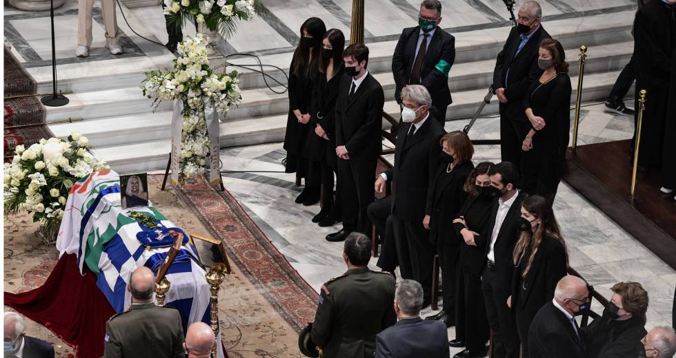 Βουβή συγκίνηση στο ύστατο «αντίο» στη Φώφη Γεννηματά