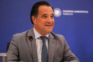 Ο Αδωνις πέταξε την μπάλα στην εξέδρα…