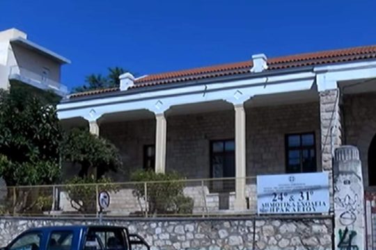 Παράσταση διαμαρτυρίας γονέων στο Ηράκλειο για τα κλειστά σχολεία