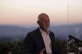 Ενα βήμα πριν από την κάθοδο ο Γ. Παπανδρέου