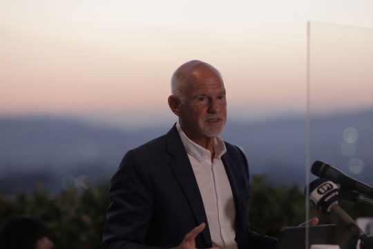 Ενα βήμα πριν από την κάθοδο ο Γ. Παπανδρέου